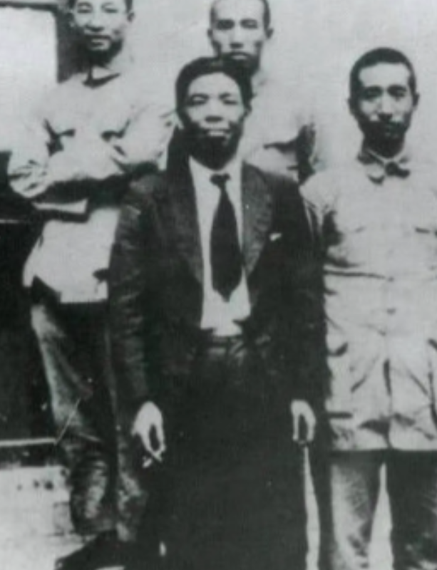 1951年，一场尘封多年的血案终于迎来了正义的审判，当昔日的顶级特工佟荣功被擒获