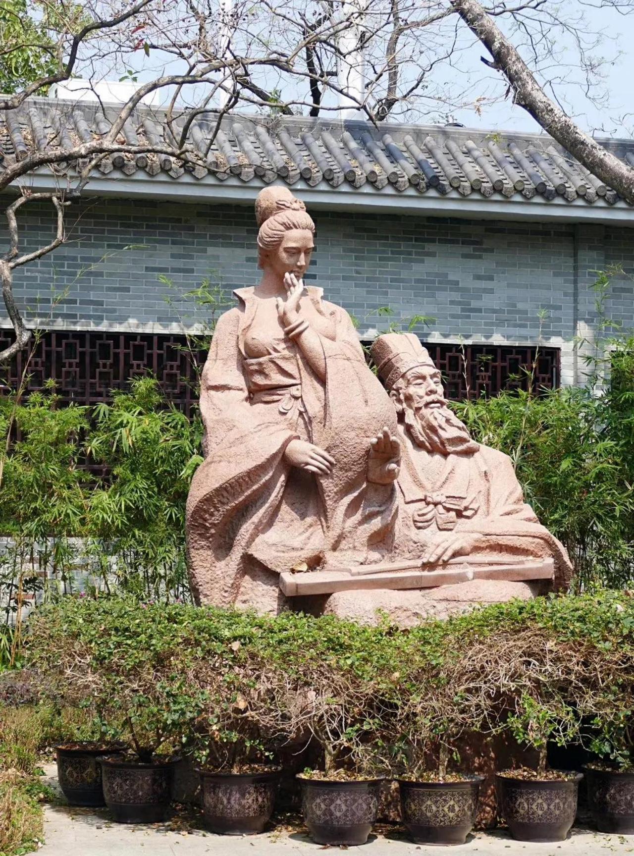 北宋，苏轼一脸笑容的摸着肚子，转头向侍女问道：“你猜我这里面装的啥？”王朝云笑了