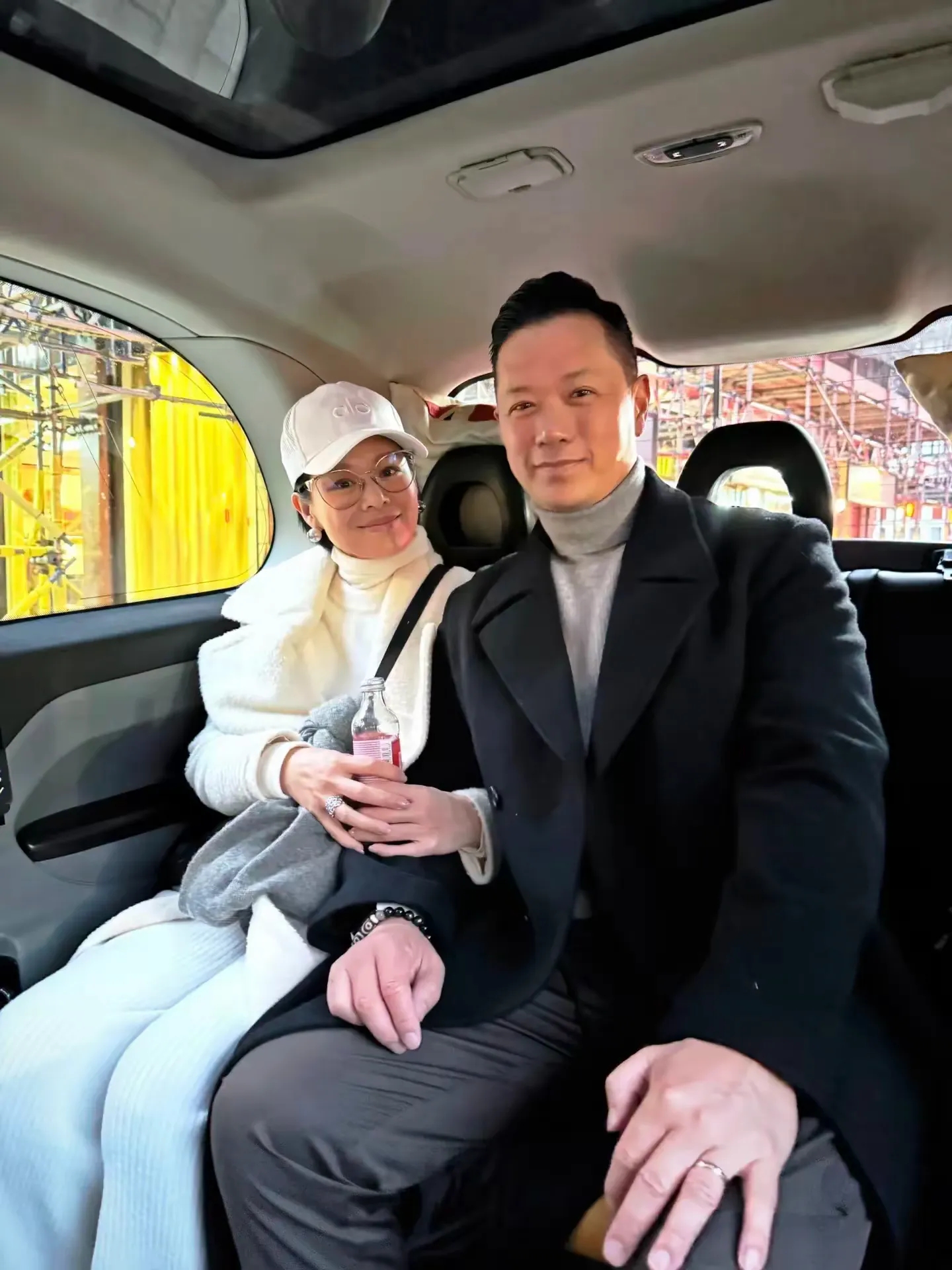 胡杏儿李乘德在伦敦送干女儿上学，他俩有三个儿子，终于体会到了牵女儿手的滋味……