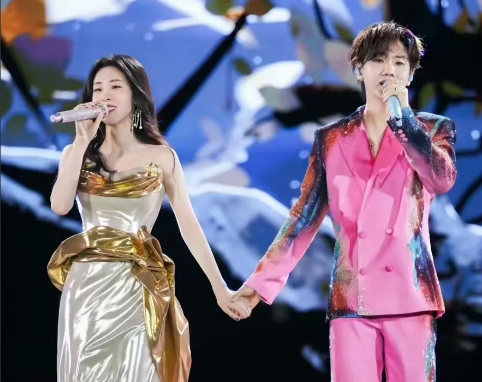 汪苏泷：我们是双原唱。

张碧晨：我是唯一原唱。

汪苏泷：哦，那你别唱了。
