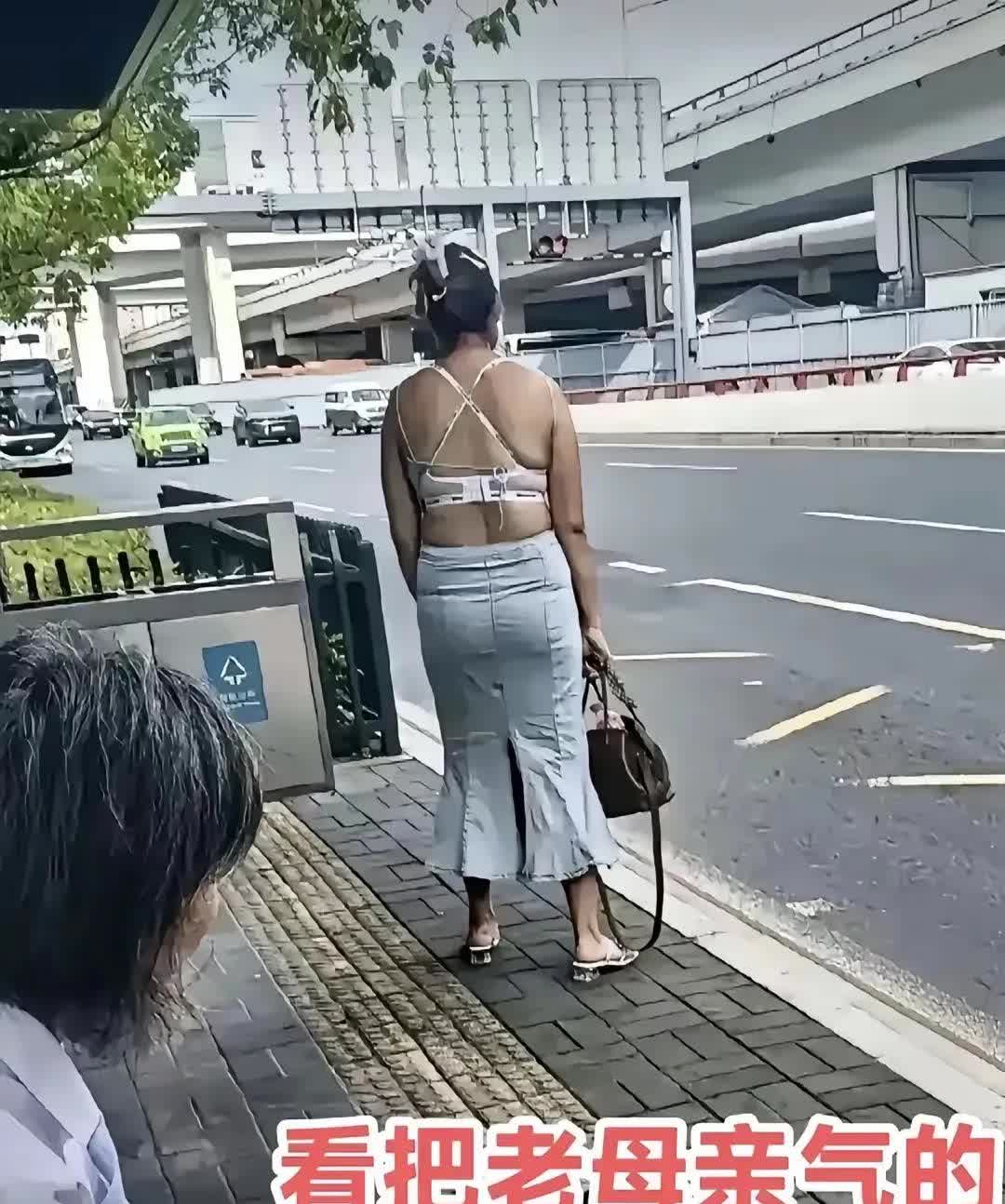 一位穿着个性露背装的女子
这穿法
看把老母亲气的
头发都花白啦