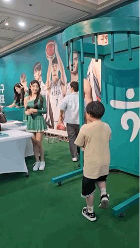 少爷真棒，全躲过去了，一次都没有被棍子砸到[捂脸]