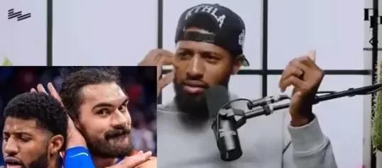 自己自残给球队换暂停，亚当斯真是一个狠人呐！
今日火箭中锋亚当斯通过电话连线参加