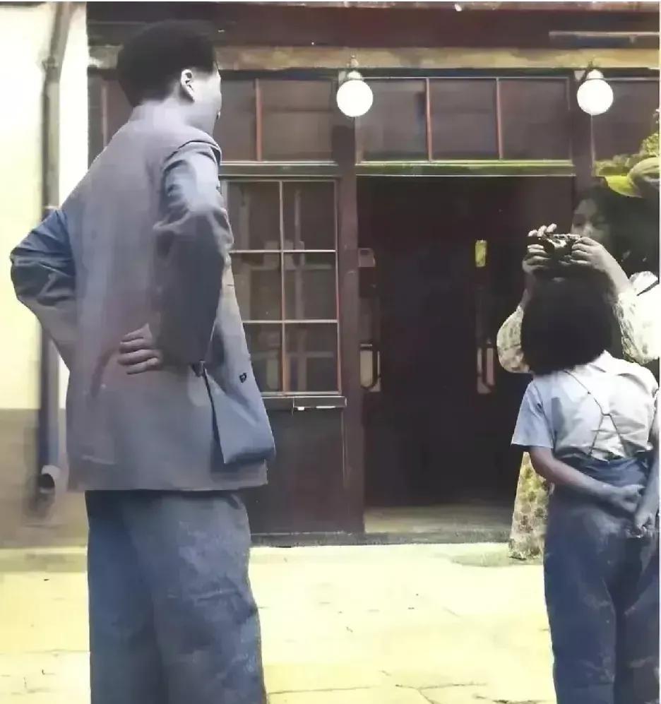 李敏拿起相机，给爸爸和妹妹李讷拍照，一家人在一起，温暖又温馨，其乐融融，合影留念