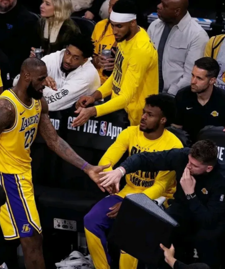 A-史密斯反咬詹姆斯一口！

这哥们近日一档播客节目中谈到詹姆斯时说道：“我不喜