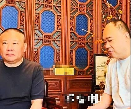 今天是7月31日，郭德纲老师宣布今晚8点在抖音直播。
这次直播手里拿什么东西让郭