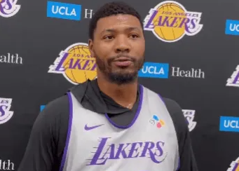 湖人球员马库斯-斯马特在今日采访中谈到了太阳的狄龙-布鲁克斯。
斯马特说道：“我