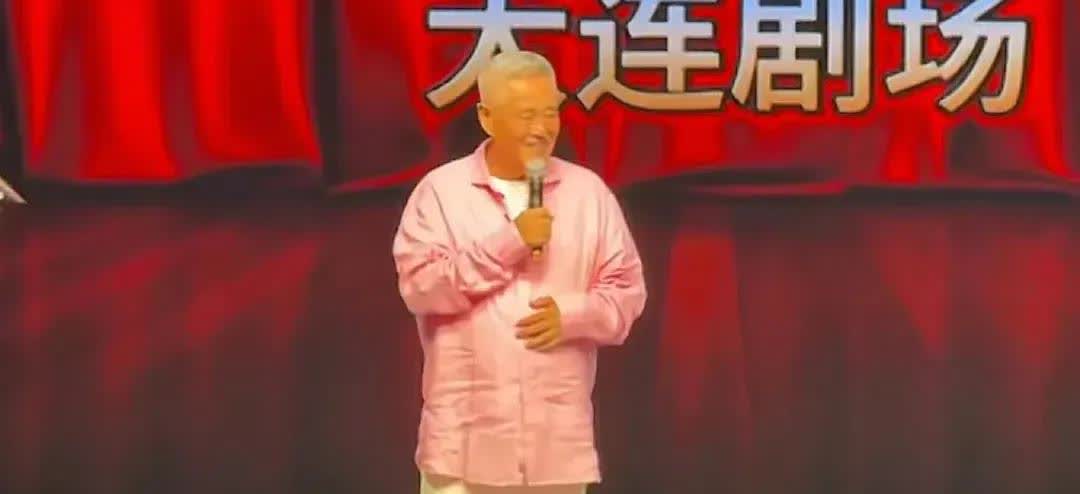 昨晚赵本山到大连刘老根大舞台！登台后说陪外孙子到大连玩，刚好碰到剧场开业一百天就