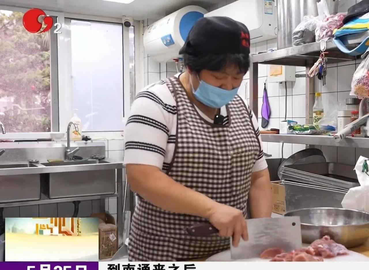新闻里说南通人更喜欢吃肉粽。个人觉得南通本地传统的粽子应该是赤豆粽，毕竟大红袍赤