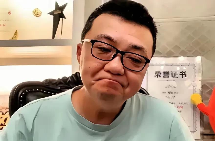 突然发现，董路原来是个大嘴，却容不下苏超。
视频中董路撂出狠话：苏超要是赢中甲，