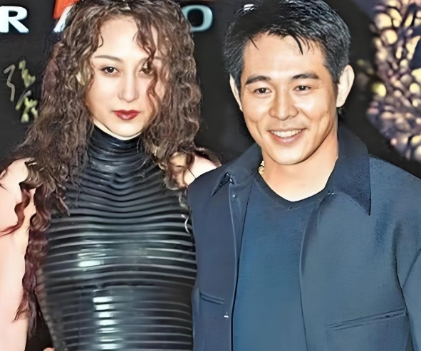 我怀疑李连杰得瑟是为了宣传新片

也怀疑他是因为老婆利智实在太漂亮

万万没想到