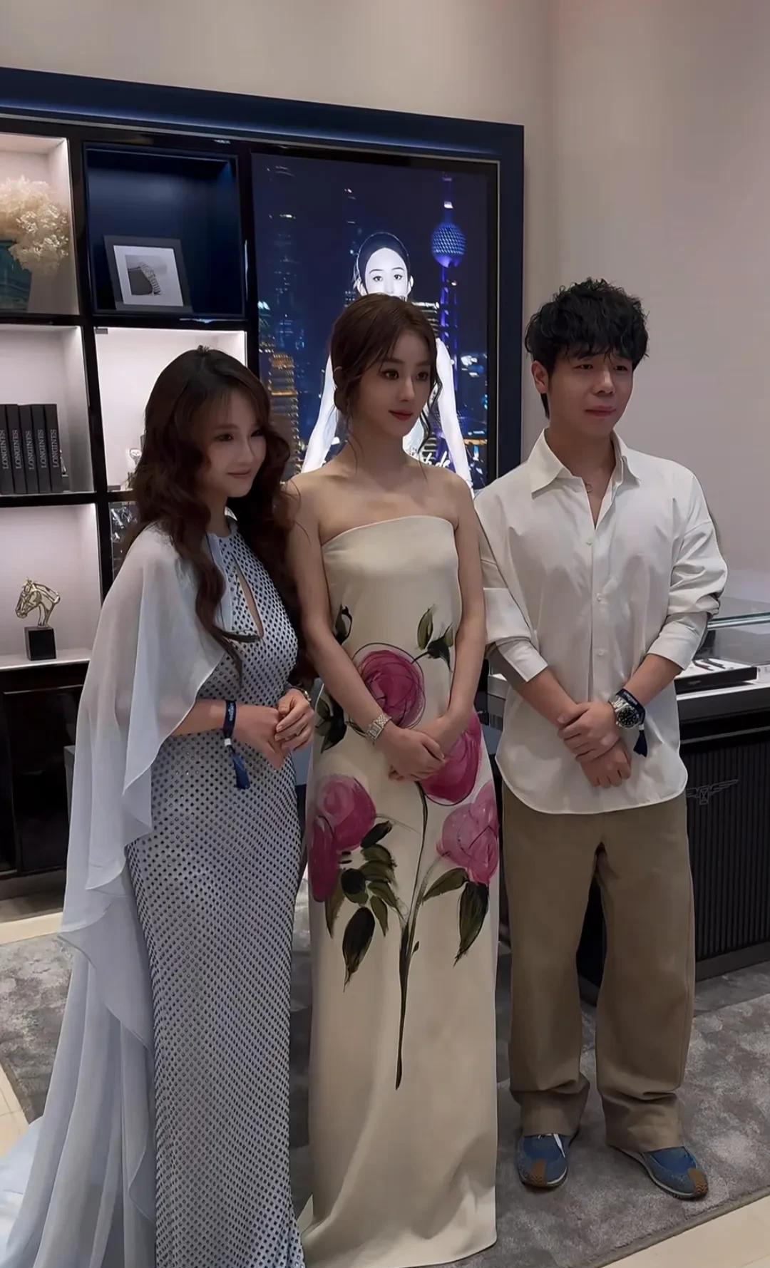 赵丽颖演技好，长得漂亮，性格也直爽，就是有一个缺点，个子太娇小，撑不起衣服。
不