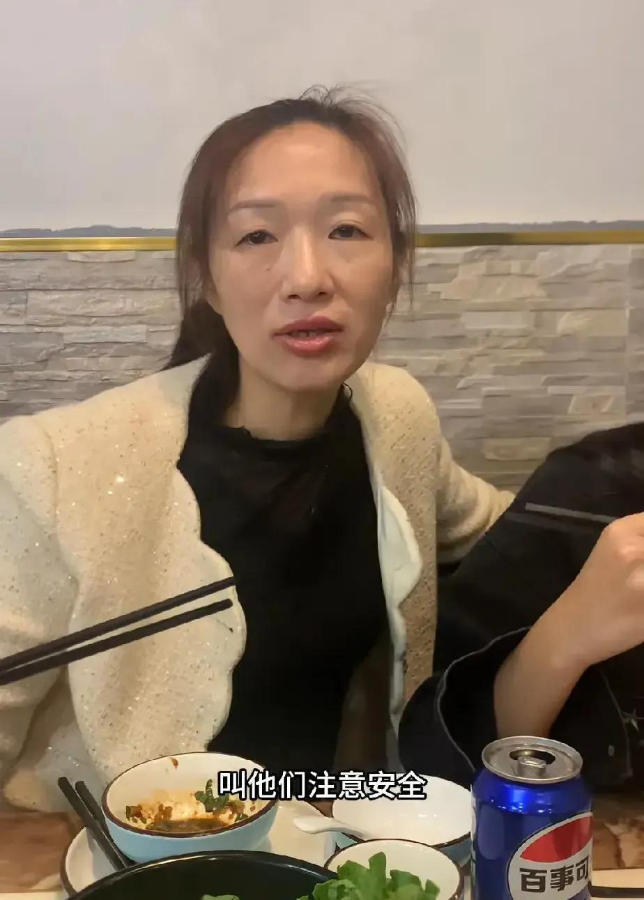 我现在不喜欢谢浩男妈妈许健华了，她太没原则了，前夫谢岳当着全网的面把她说得一无是