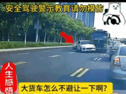 老司机这种处理绝对正确，还微打了一点方向化解一点正面冲击力。这更应该问的是小车，
