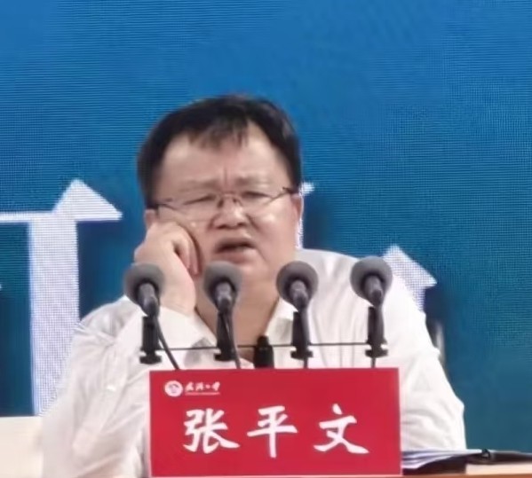 武汉大学这个事越来越不对劲了，
先是大家涌入新生直播间，
现在扒出背后领导，