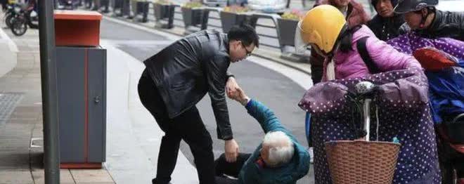 想！但是不敢！

从伦理道德上来说，必须得去扶，尊老爱幼是中华民族的传统美德