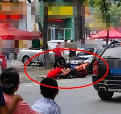 [兔子]2012年，沈阳一怀孕8个月孕妇，路过街头时，与一男子发生口角，突然，男