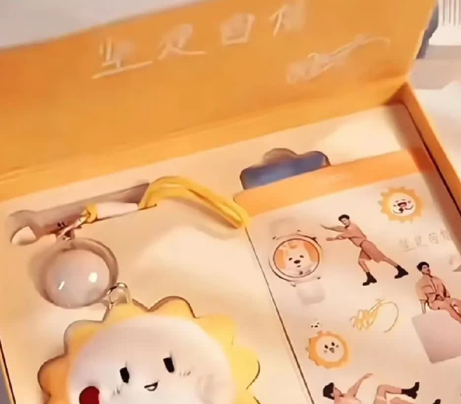 “坚定自信”这四个字还是孙颖莎亲手写的。
“坚定自信”这四个字是采访的时候，记