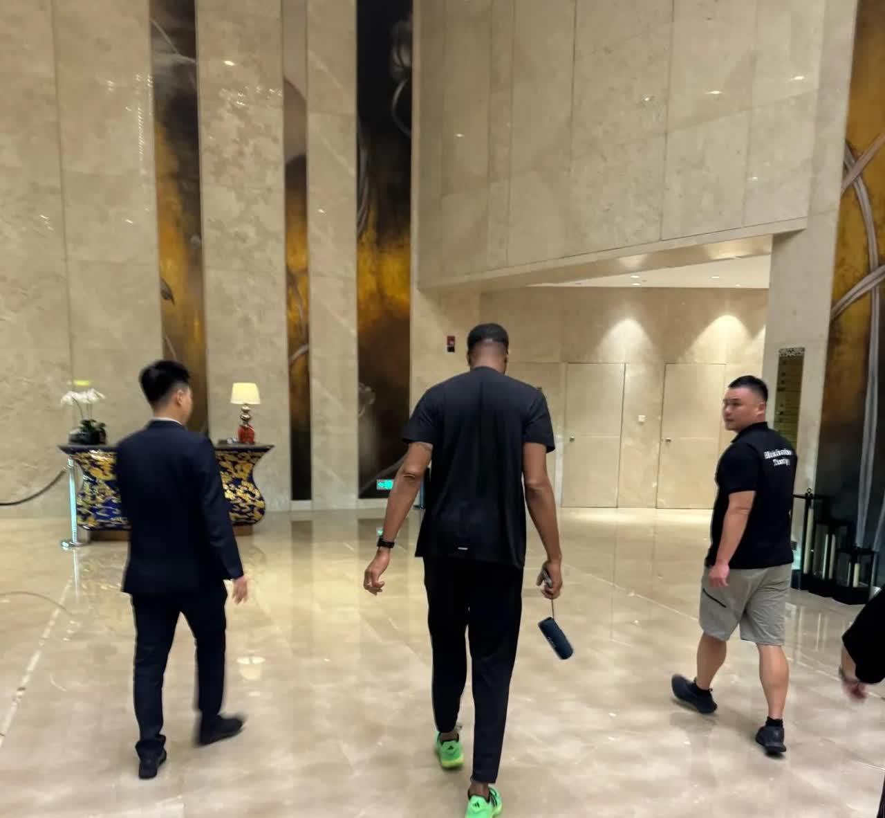 现在麦迪来中国就是捞金。

嘴巴上说：中国就是我的家，球迷就是我的家人…实际
