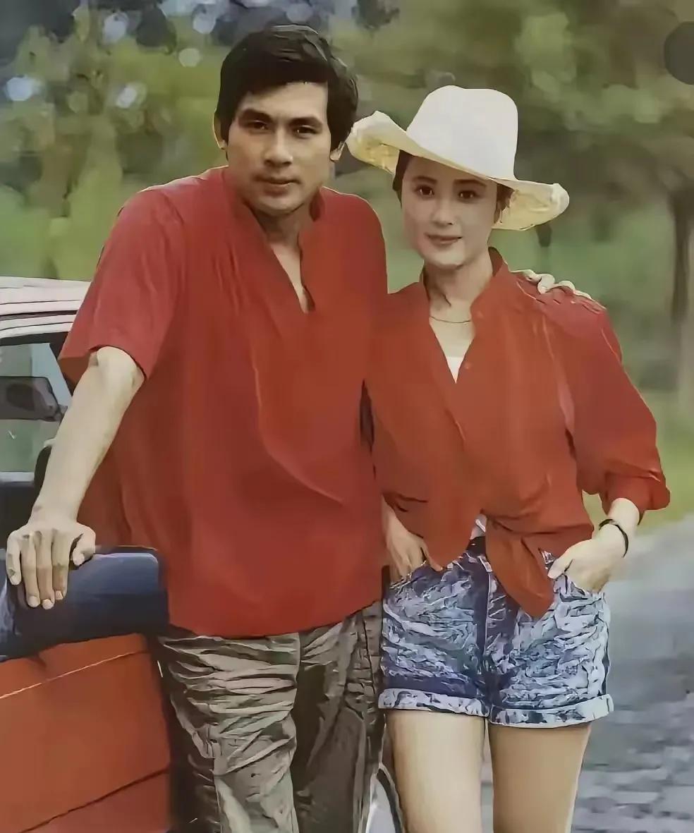 哇哦朱时茂年轻的时候可真帅
旁边的美女是谁又美又灵又有辨识度
哈哈原来是最美妲己