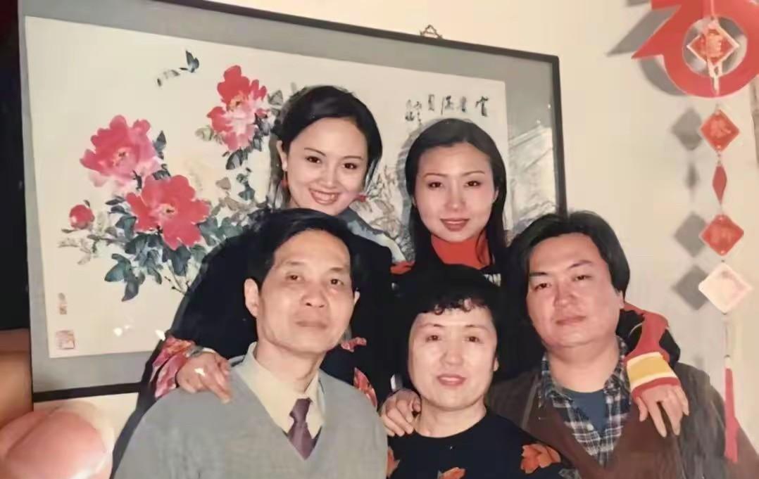 辛柏青家状况如何，终于有消息了！[流泪]
作为邻居的蒋勤勤谈起他们家真的看哭人[