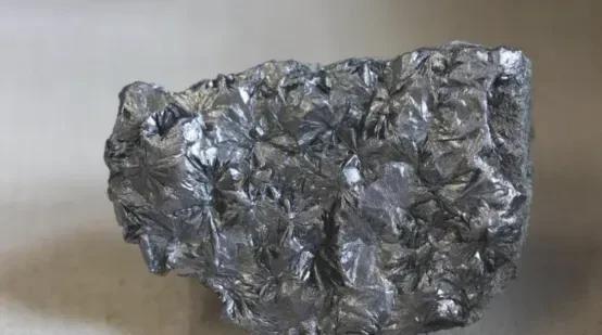 特朗普要破釜沉舟？东大限制十大电池正极技术外输，美国对负极材料石墨进口累积征收1
