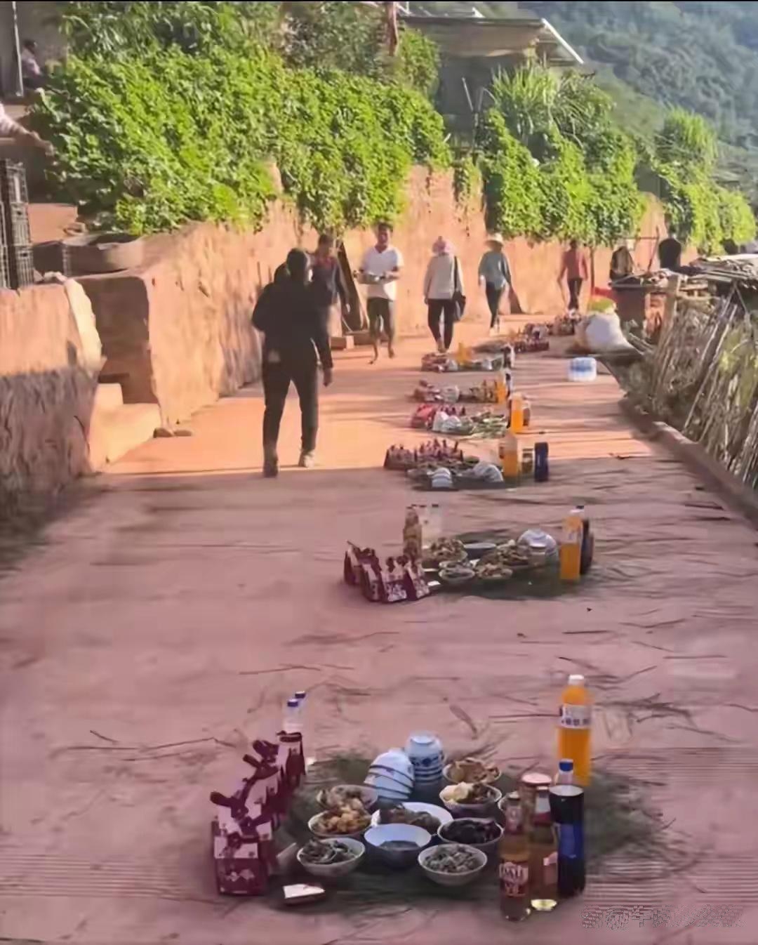 朋友给我发了一张照片，我还以为是假的呢，没想到真的是村子里边有人结婚，摆的酒席，