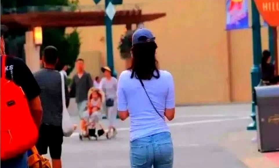 章子怡在上海南京路被路人偶遇，穿得特别简单，黑卷发随意披着，脸上一点妆都没带。这