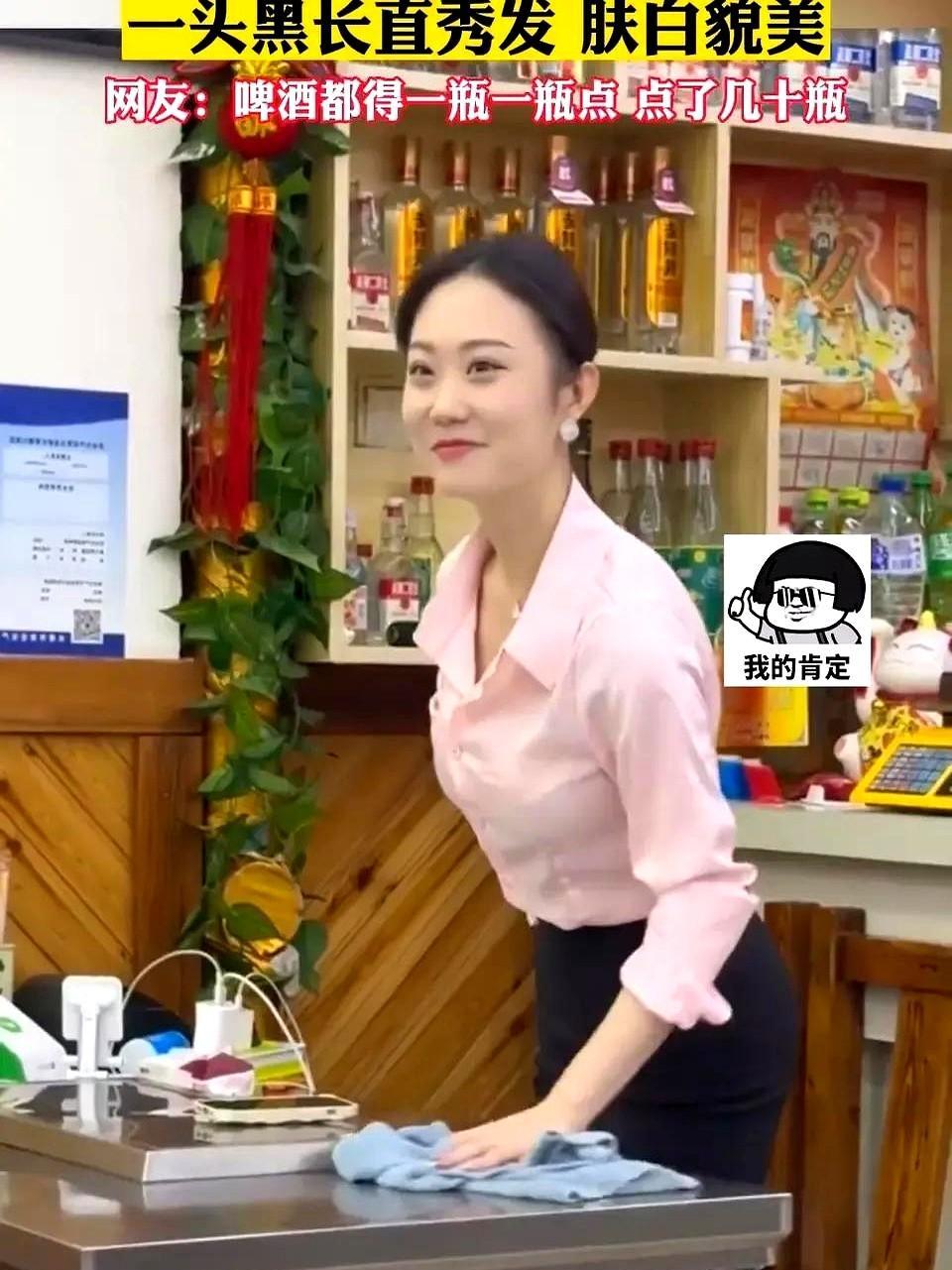 男子回老家下馆子去吃饭，这时他看见老板娘竟然是自己的初恋女友。
他盯着菜单半天没