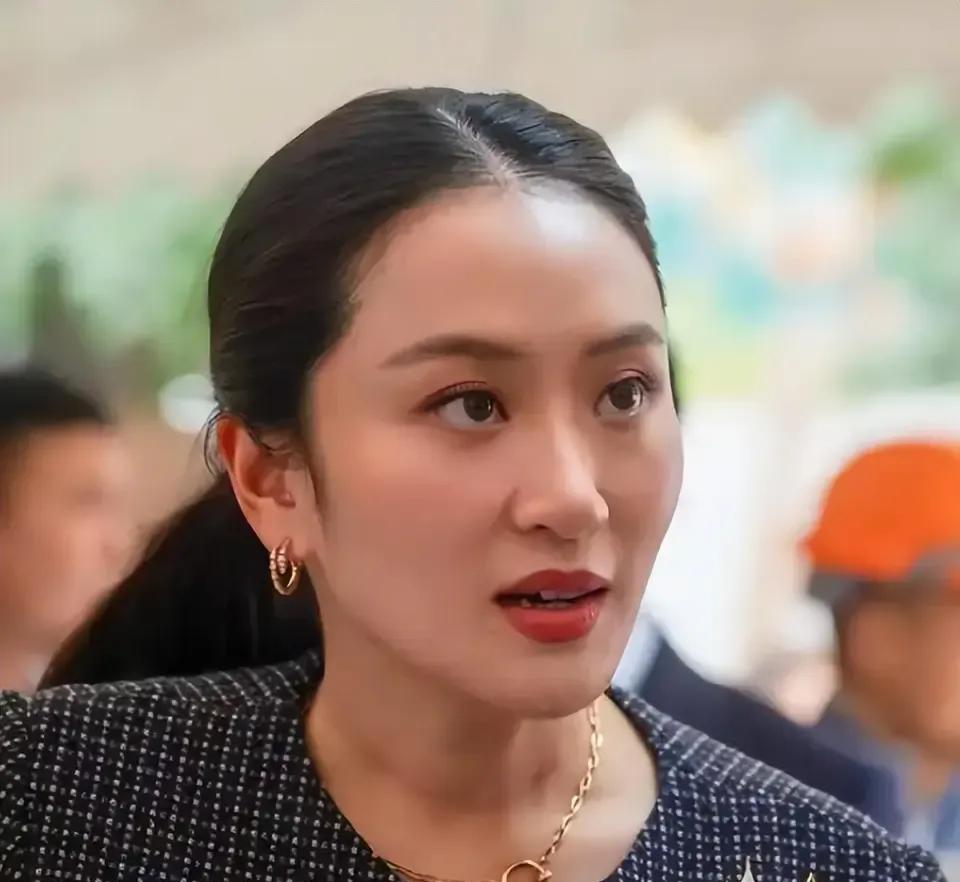 美女闯祸了！
越来越紧绷的柬泰边境局势，让美女总理看在眼里，急在心里。那就给金边