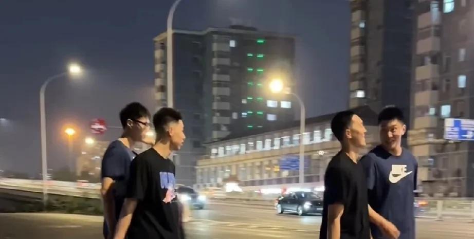 地道！雷蒙带胡明轩朱俊龙等人夜游北京！
本次中国男篮目前已经集结完毕，除了远在外