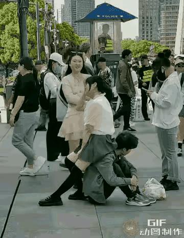 男人要有男子汉气概。
男人不能丧失尊严一直当“舔狗”，不然一代代人累积下去，量变
