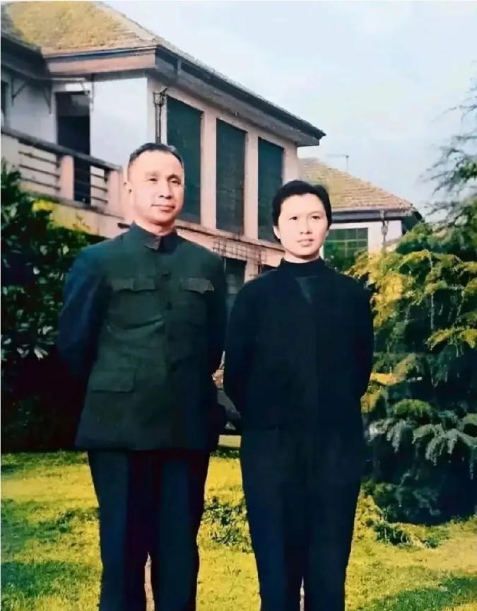 1952年，在青岛疗养的粟裕大将与夫人楚青拍下一张合影。照片里，粟裕身着中山装，