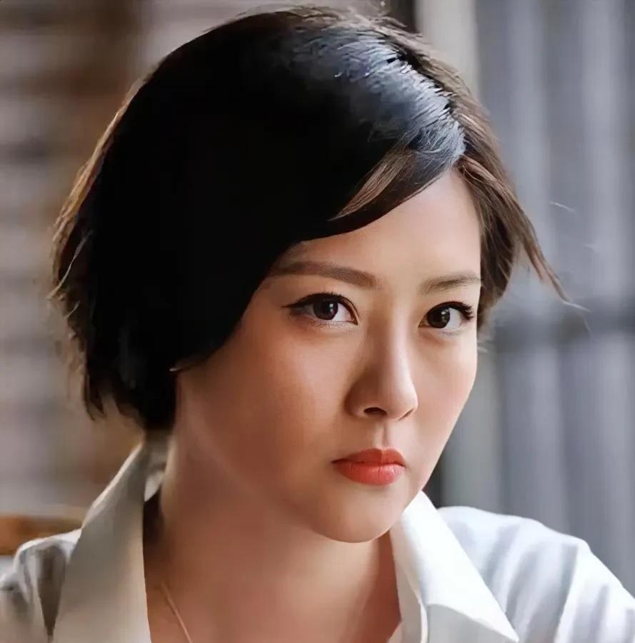 《利剑玫瑰》
被剧中的这个人物圈粉了，她不仅演技好，而且颜值胜过女主迪丽热巴。