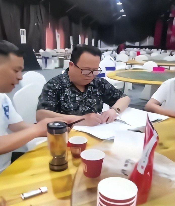 赖账52万钱老板是惯犯！身份曝光，知情人曝更多内幕，难怪嚣张...
事情是这样的