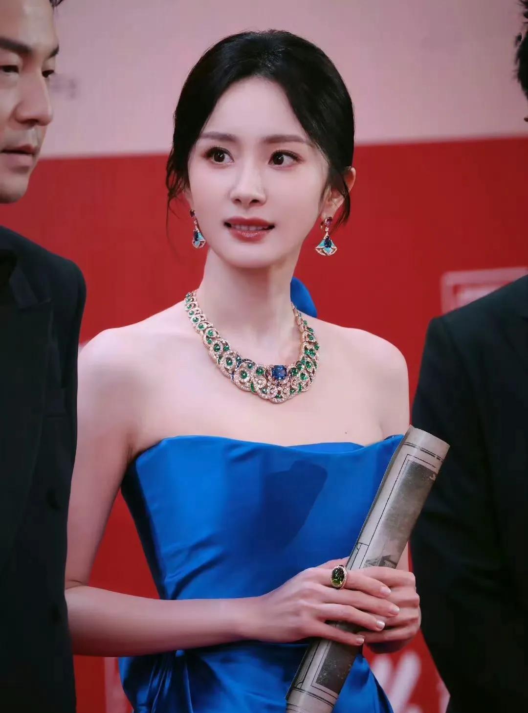 本来以为杨幂是最美的，没想到章子怡赢了！这次妆造很给力，这么“普通”的礼服也被撑