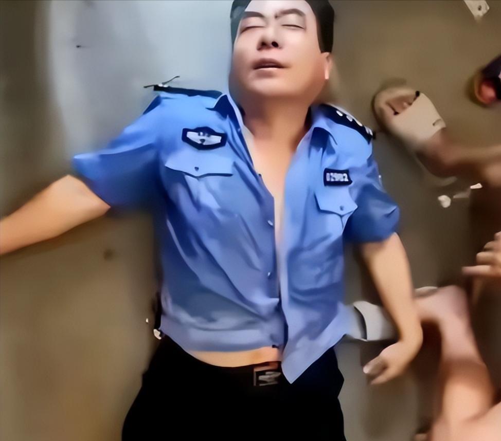 2021年，杨旭恒在连续救出51人后，因体力耗尽被巨浪卷走，与外界失联10余小时