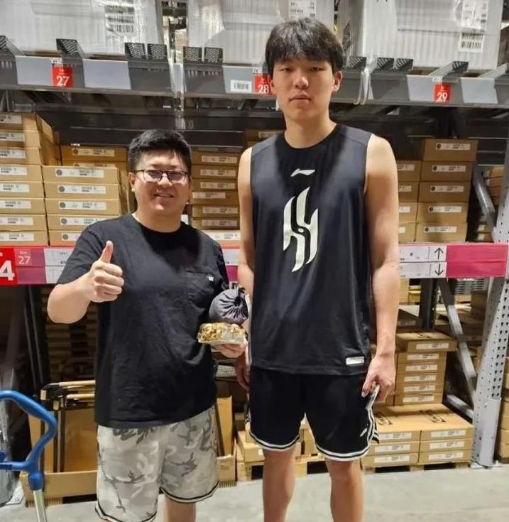 训练有效！正在美国跟随开拓者队备战新赛季的杨瀚森近日出现在波特兰当地一家商场内，