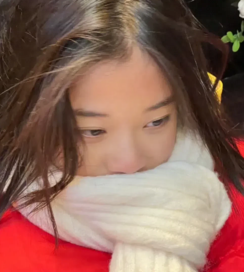 梅婷的女儿快快大名曾慕梅已经满12岁了
她在节目《冰雪暖世界》中登场，与宋佳、乔