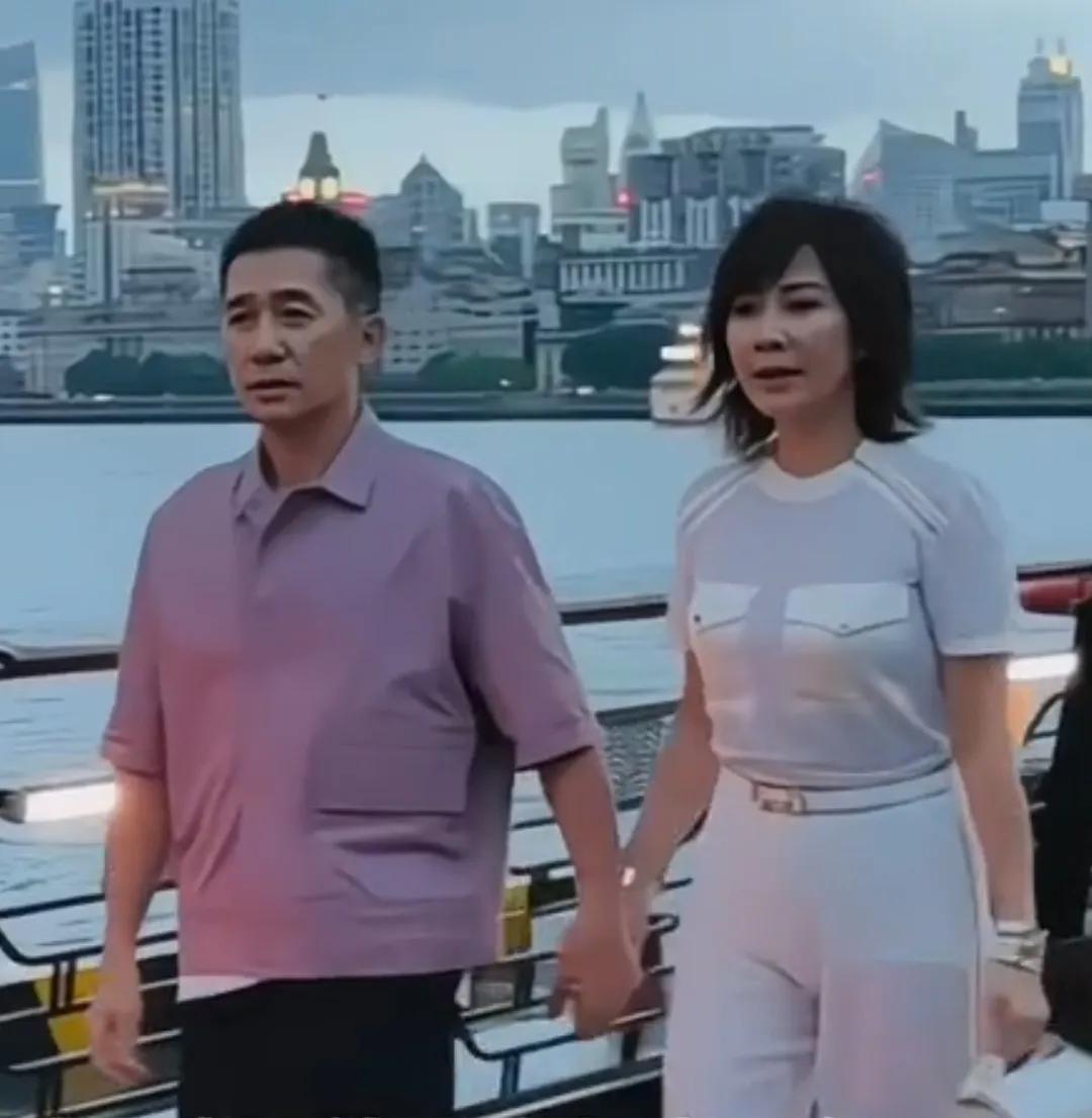 俊男靓女，超喜欢他们，梁朝伟和刘嘉玲的笑容好暖，梁看着像农村农民大哥，而刘看着就