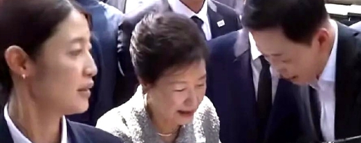 最后七天，李在明悬了！

73岁韩前总统朴槿惠罕见露面，公开支持金文洙，双方已达