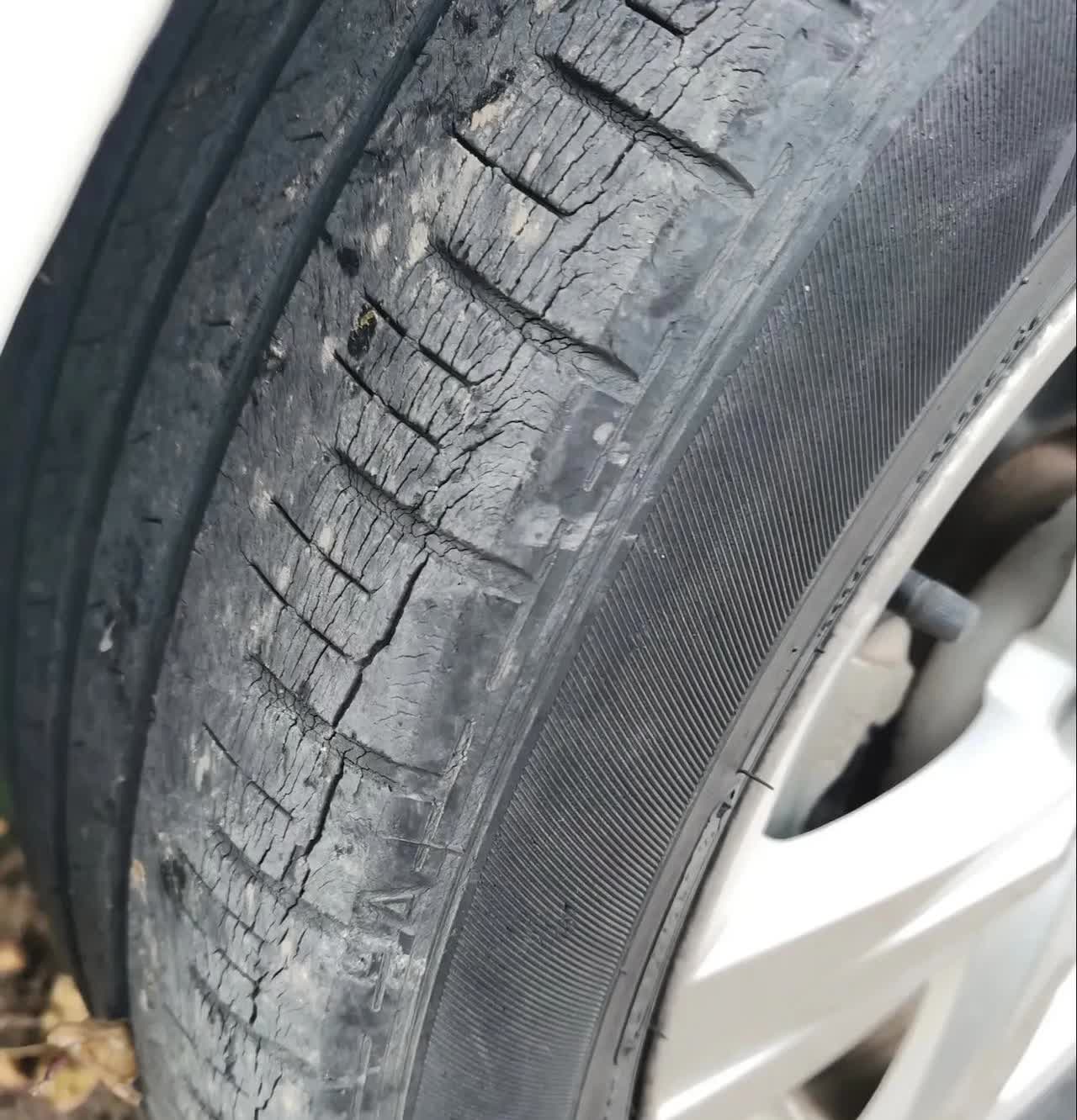 紧急提醒！和朋友借了一台快10年的老车，出发前仔细检查了一下，居然发现了轮胎暗藏