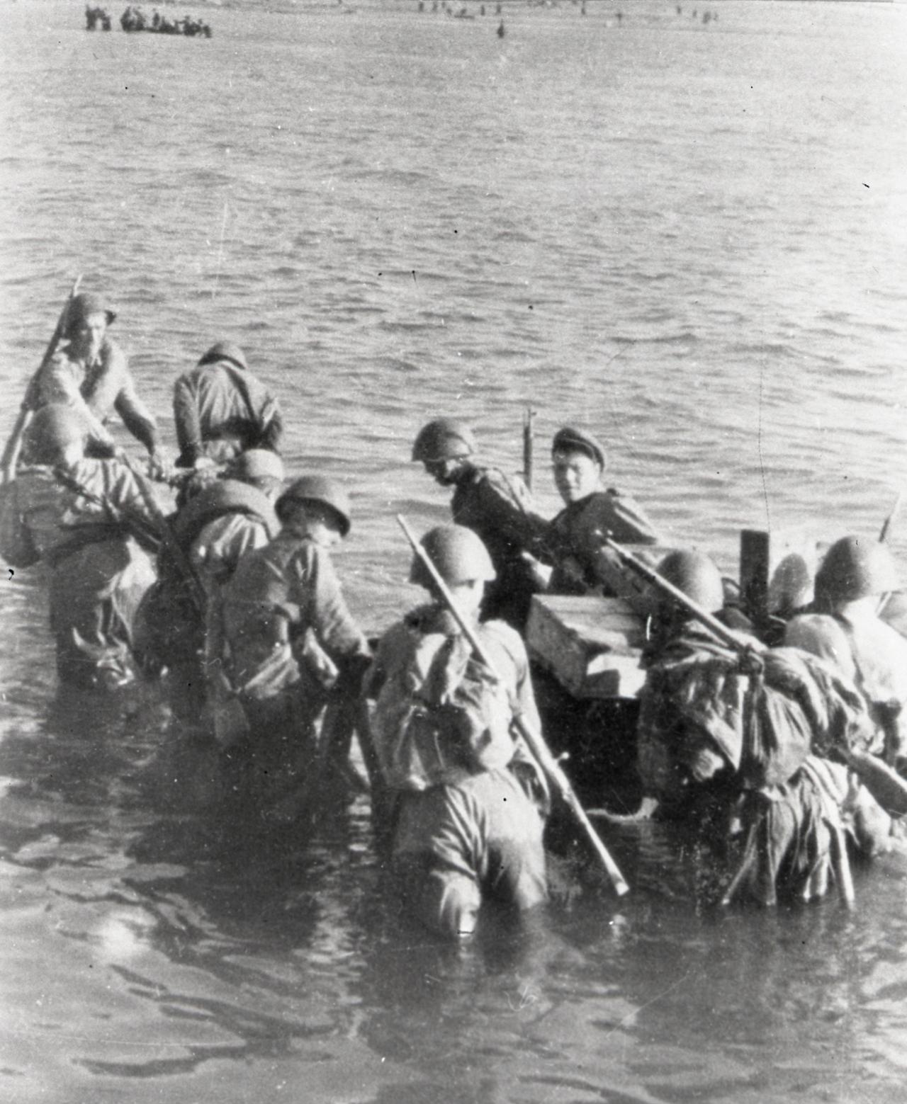 历史上的今天——1944年10月5日，苏联红军登陆部队在蒙群岛萨雷马岛实施登陆作