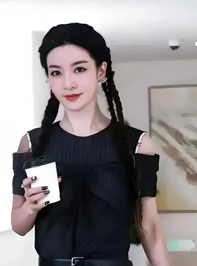 李晟啊，要不退赛算了，观众都看不下去了。浪姐节目组一开始压根没想捧她，镜头少得可