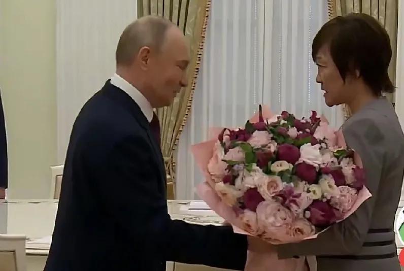 安倍昭惠要替夫从政？
1，拜见特朗普，
2，拜见普京
3，拜见莫迪
 安培晋三被