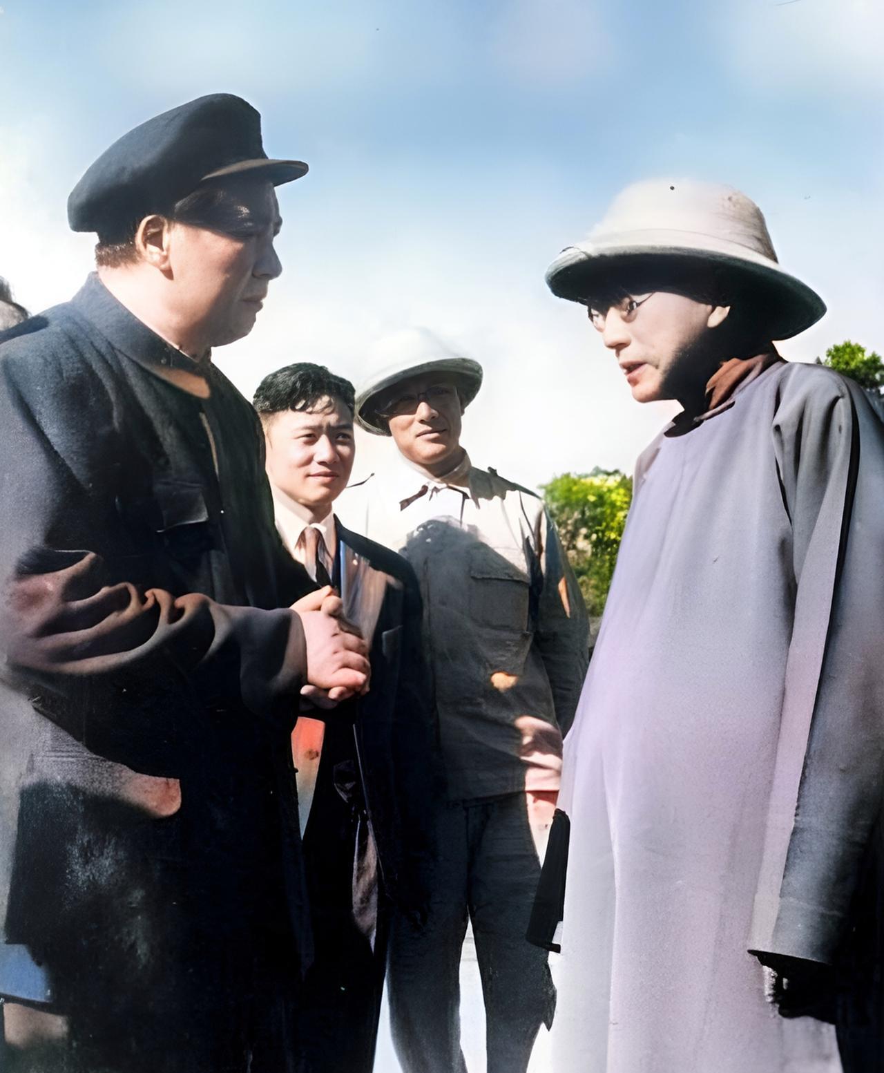 1949年9月，张元济被毛主席邀请游览天坛。毛主席戴着帽子，身穿中山装，张元济则