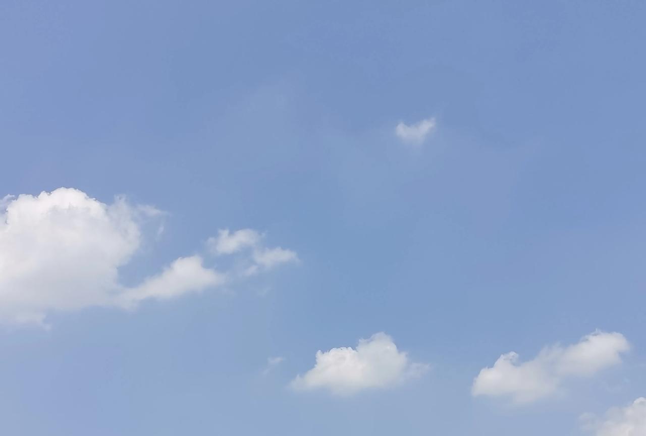 今天一大早就出门回乡下，目的是要赶在九点前去学校集合，我们要去刚去世的黄老师家吊