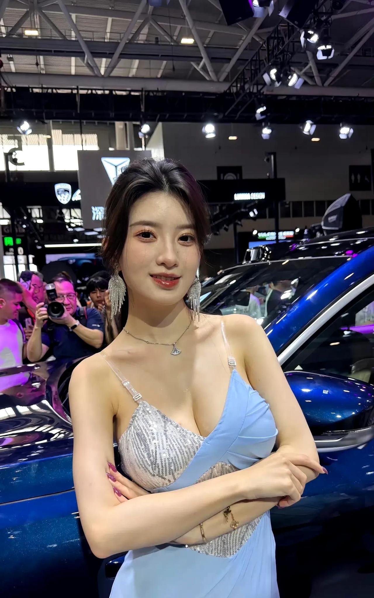 #女生怎么穿搭会看上去很优雅#
妆好像有点厚