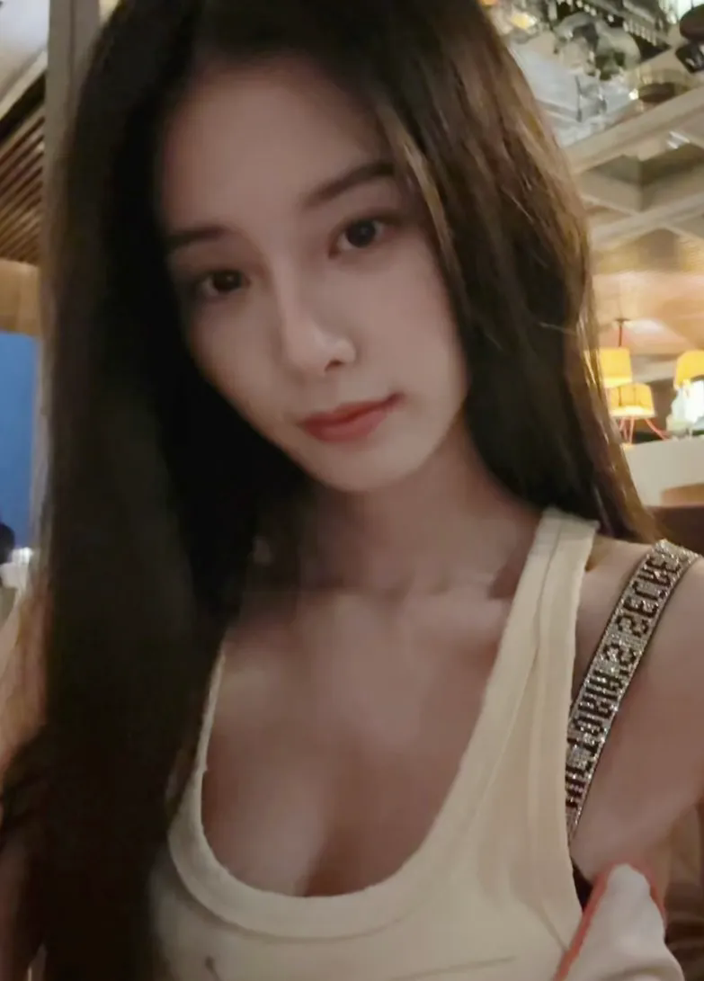 在娱乐圈里，有一位来自四川南充的亮眼女孩——徐艺洋。1997年出生的她，如今28