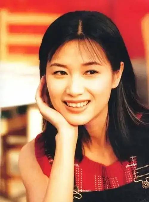 徐静蕾曾挑衅正妻，感情丰富被指“睡遍京圈”，后定居国外7年。她不拘传统，在演艺、
